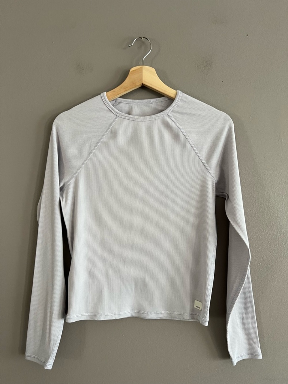 Vuori Women's Long Sleeve Pose Crew Athletic Top Ribbed Fitted Lavender XS
